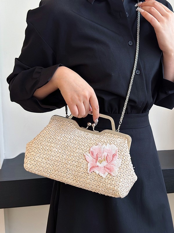 Mini pletena torbica od slame u kineskom stilu, ženska za rame ili crossbody, s lancem i zatvaračem, model 2025