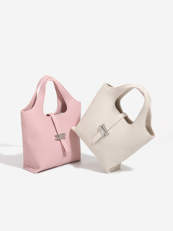 Ružičasta torba u obliku koša sa zvončićima — ženska mala bucket bag, crossbody, proljeće/ljeto 2025