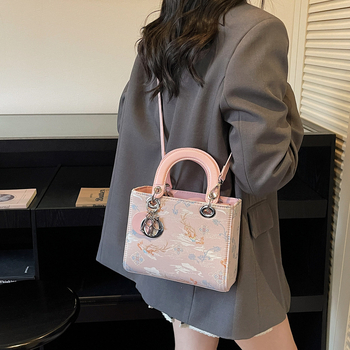 Srednje veličine ženska torba s bogatim izvezenim detaljem, pogodna za nošenje na rame i crossbody, minimalistički luksuz, tkanina, zatvarač, poliester podstava, jedna remenica, za slobodno vrijeme putovanja, proljeće 2026, inspirirana Princezom Dianom