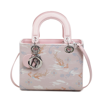 Srednje veličine ženska torba s bogatim izvezenim detaljem, pogodna za nošenje na rame i crossbody, minimalistički luksuz, tkanina, zatvarač, poliester podstava, jedna remenica, za slobodno vrijeme putovanja, proljeće 2026, inspirirana Princezom Dianom