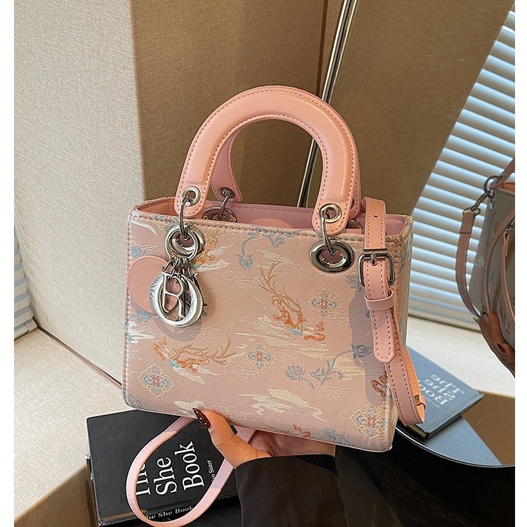 Srednje veličine ženska torba s bogatim izvezenim detaljem, pogodna za nošenje na rame i crossbody, minimalistički luksuz, tkanina, zatvarač, poliester podstava, jedna remenica, za slobodno vrijeme putovanja, proljeće 2026, inspirirana Princezom Dianom