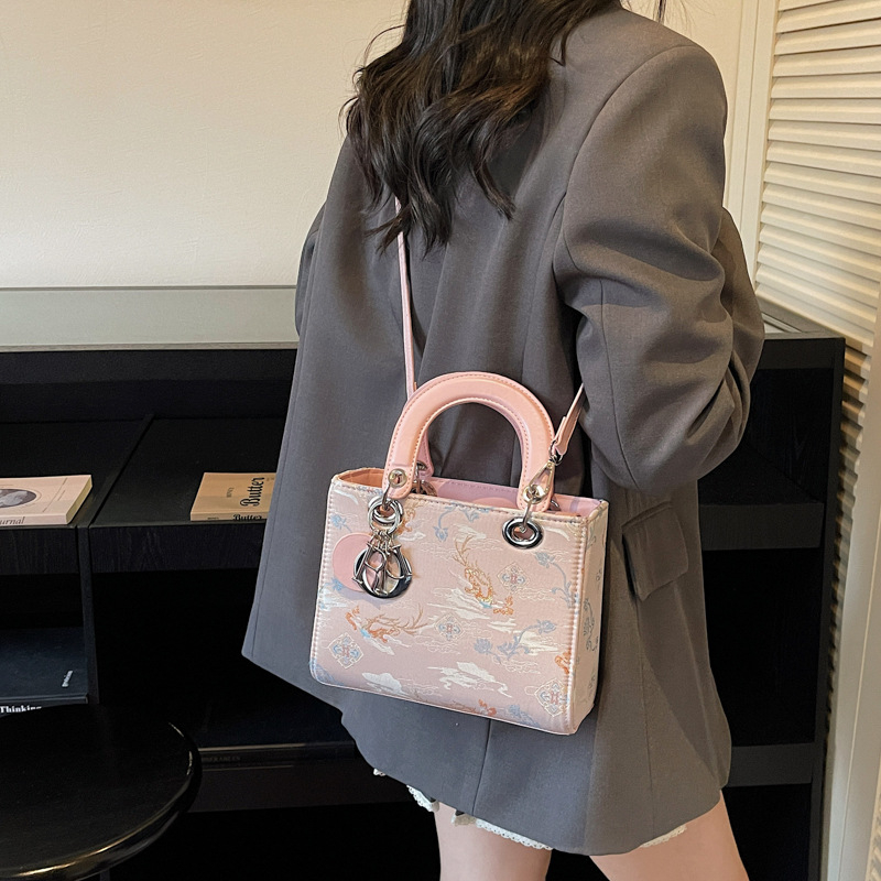 Srednje veličine ženska torba s bogatim izvezenim detaljem, pogodna za nošenje na rame i crossbody, minimalistički luksuz, tkanina, zatvarač, poliester podstava, jedna remenica, za slobodno vrijeme putovanja, proljeće 2026, inspirirana Princezom Dianom