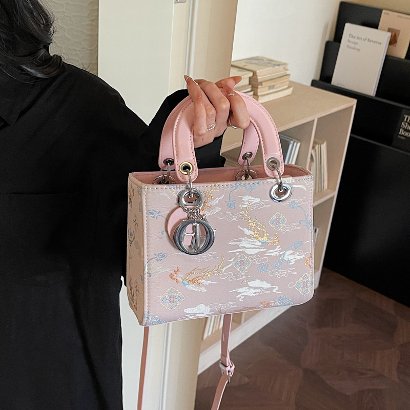 Srednje veličine ženska torba s bogatim izvezenim detaljem, pogodna za nošenje na rame i crossbody, minimalistički luksuz, tkanina, zatvarač, poliester podstava, jedna remenica, za slobodno vrijeme putovanja, proljeće 2026, inspirirana Princezom Dianom