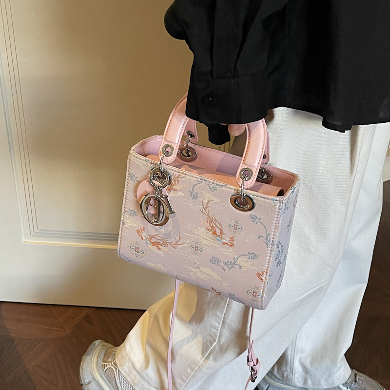 Srednje veličine ženska torba s bogatim izvezenim detaljem, pogodna za nošenje na rame i crossbody, minimalistički luksuz, tkanina, zatvarač, poliester podstava, jedna remenica, za slobodno vrijeme putovanja, proljeće 2026, inspirirana Princezom Dianom