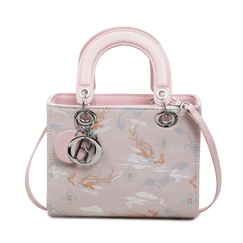 Srednje veličine ženska torba s bogatim izvezenim detaljem, pogodna za nošenje na rame i crossbody, minimalistički luksuz, tkanina, zatvarač, poliester podstava, jedna remenica, za slobodno vrijeme putovanja, proljeće 2026, inspirirana Princezom Dianom