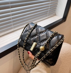 Mala ženska torbica s dijamantnim quiltom i lančanim crossbody remenom, gradski stil, proljeće 2025