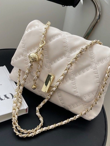 Mala ženska torbica s dijamantnim quiltom i lančanim crossbody remenom, gradski stil, proljeće 2025