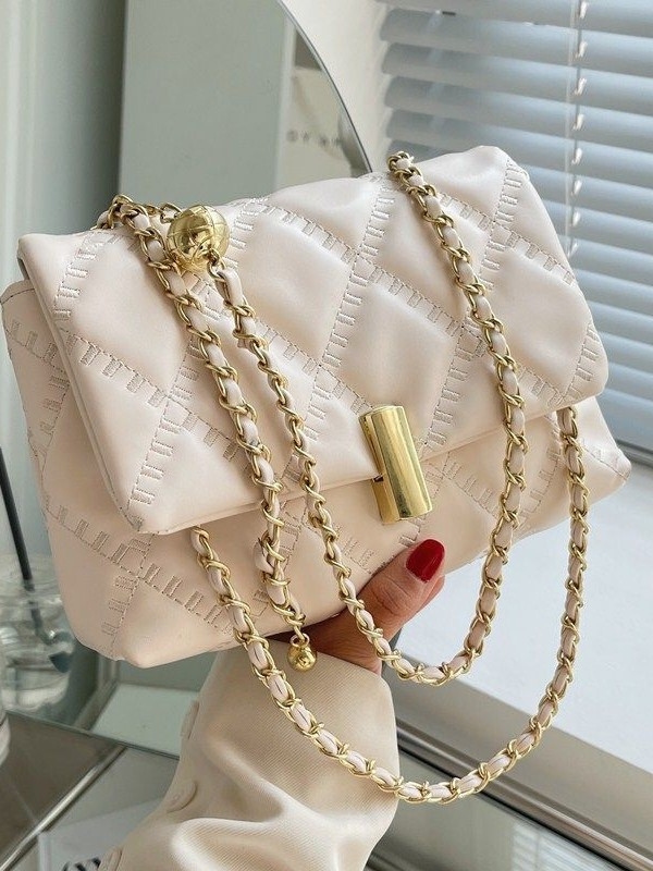 Mala ženska torbica s dijamantnim quiltom i lančanim crossbody remenom, gradski stil, proljeće 2025