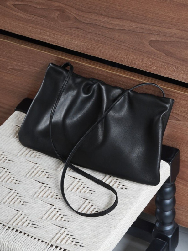 Torba od ovčje kože s teksturom oblaka, vezicom i plisiranim detaljima, ramenska ili crossbody torba, prava koža, velika zapremina, ženska dnevna torba