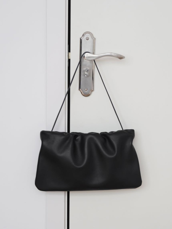 Torba od ovčje kože s teksturom oblaka, vezicom i plisiranim detaljima, ramenska ili crossbody torba, prava koža, velika zapremina, ženska dnevna torba