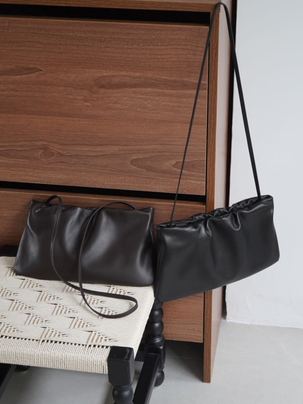 Torba od ovčje kože s teksturom oblaka, vezicom i plisiranim detaljima, ramenska ili crossbody torba, prava koža, velika zapremina, ženska dnevna torba