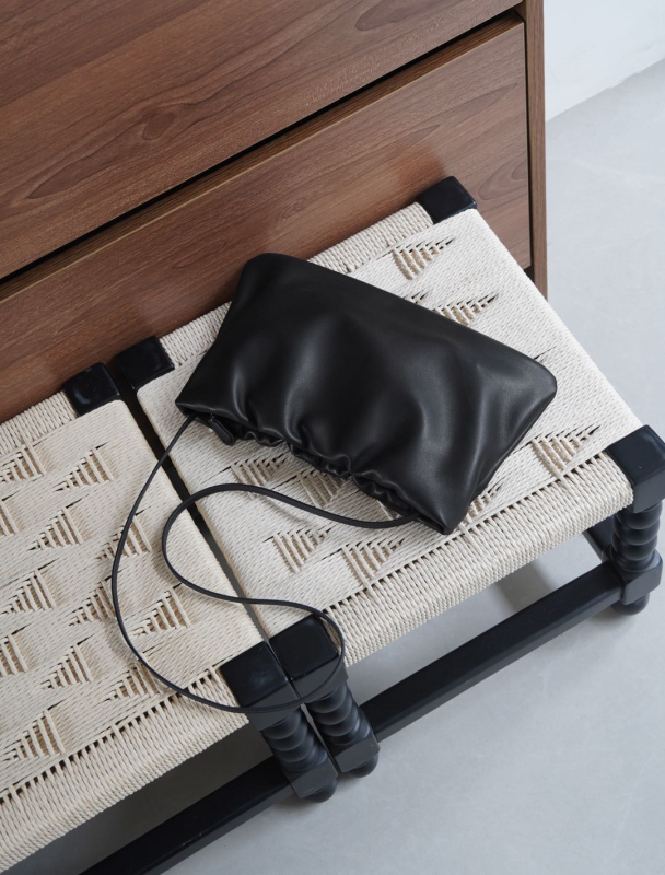 Torba od ovčje kože s teksturom oblaka, vezicom i plisiranim detaljima, ramenska ili crossbody torba, prava koža, velika zapremina, ženska dnevna torba