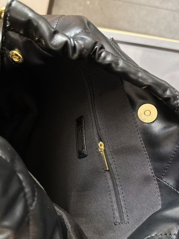 PU tote torba s lancem preko ramena, srednje veličine, gradski minimalistički stil, vertikalno kvadratnog oblika, unutarnji džep na zip i džep za telefon, mekana konstrukcija, trodimenzionalan vanjski dio, set majka-kći