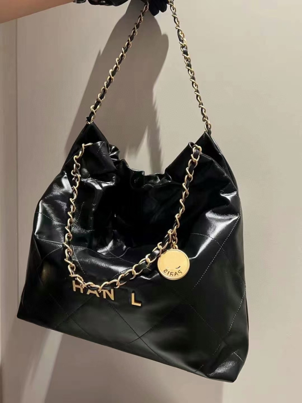 PU tote torba s lancem preko ramena, srednje veličine, gradski minimalistički stil, vertikalno kvadratnog oblika, unutarnji džep na zip i džep za telefon, mekana konstrukcija, trodimenzionalan vanjski dio, set majka-kći