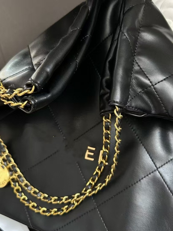 PU tote torba s lancem preko ramena, srednje veličine, gradski minimalistički stil, vertikalno kvadratnog oblika, unutarnji džep na zip i džep za telefon, mekana konstrukcija, trodimenzionalan vanjski dio, set majka-kći