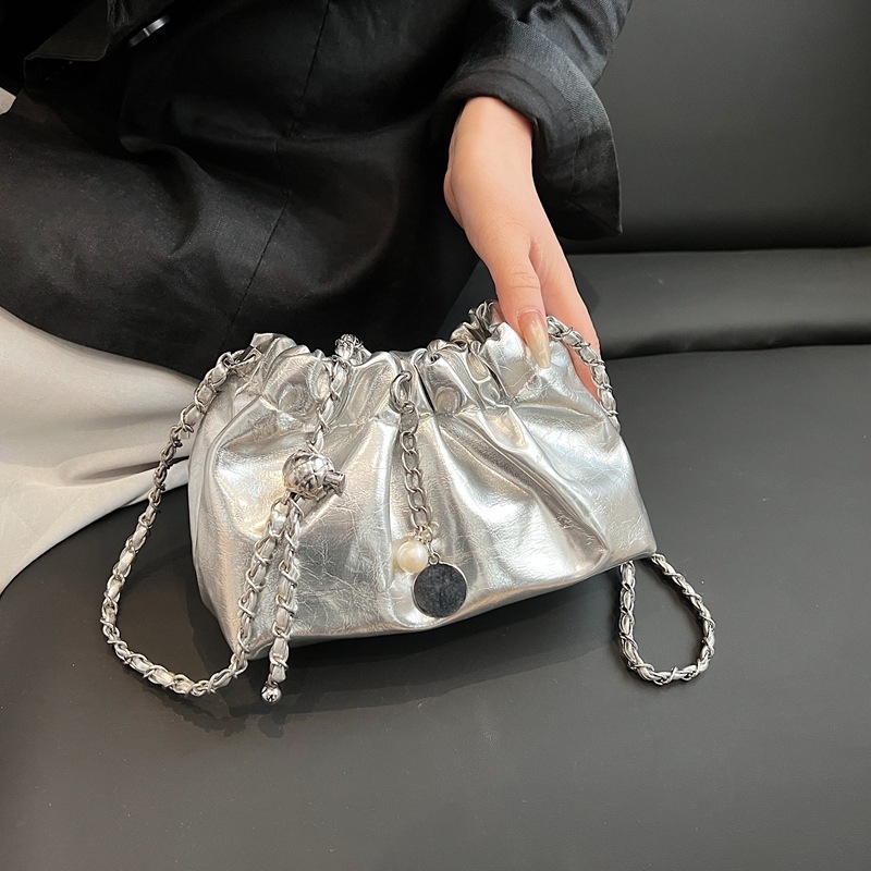 Ljetna luksuzna ženska crossbody torba s lancem, model 2024, srebrna bucket torba sa vezicom, dizajn oblaka