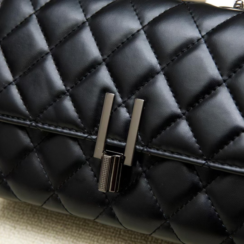 Torba u stilu Chanel, dijamantno šivanje, s lancem, mala crossbody torba za žene, 2023 model