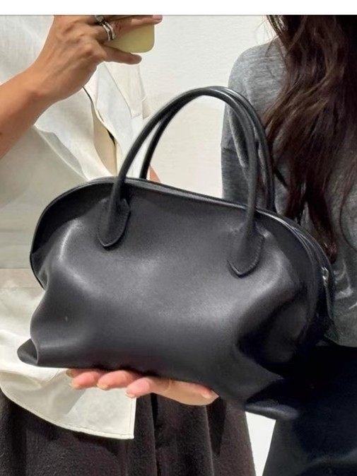 Shell Bag - Srednja veličina torbe od kože prve sloje, oblik školjke, preko ramena ili crossbody, zatvaranje na zip, podstava od ovčje kože, unutarnji džepovi za telefon i dokumente, jedna naramenica, jesen 2025