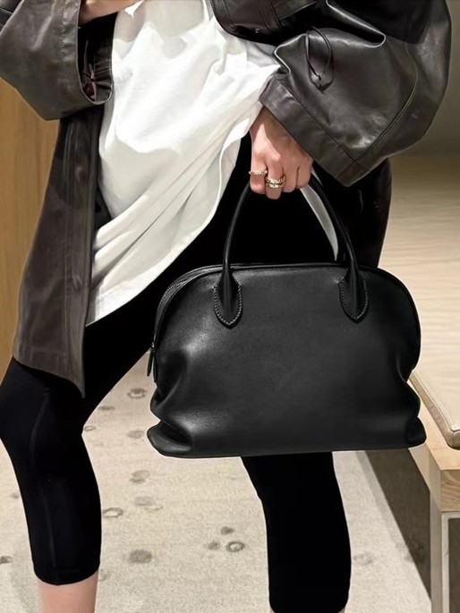 Shell Bag - Srednja veličina torbe od kože prve sloje, oblik školjke, preko ramena ili crossbody, zatvaranje na zip, podstava od ovčje kože, unutarnji džepovi za telefon i dokumente, jedna naramenica, jesen 2025