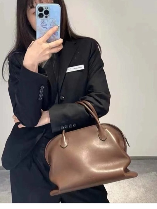 Shell Bag - Srednja veličina torbe od kože prve sloje, oblik školjke, preko ramena ili crossbody, zatvaranje na zip, podstava od ovčje kože, unutarnji džepovi za telefon i dokumente, jedna naramenica, jesen 2025