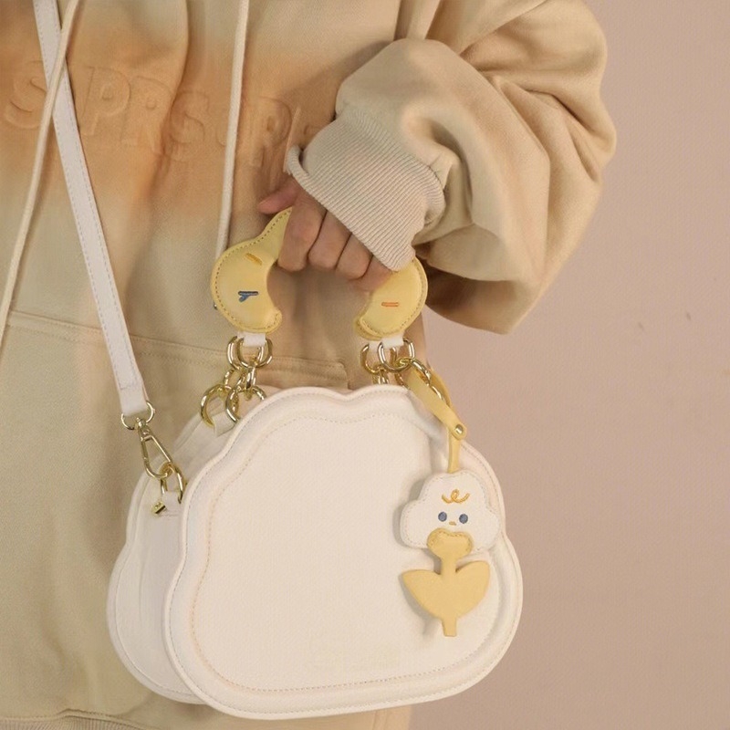 Ženska mala crossbody torba s nišnim dizajnom, inspirirana oblacima, sa strukturiranim siluetom i pretincem za telefon