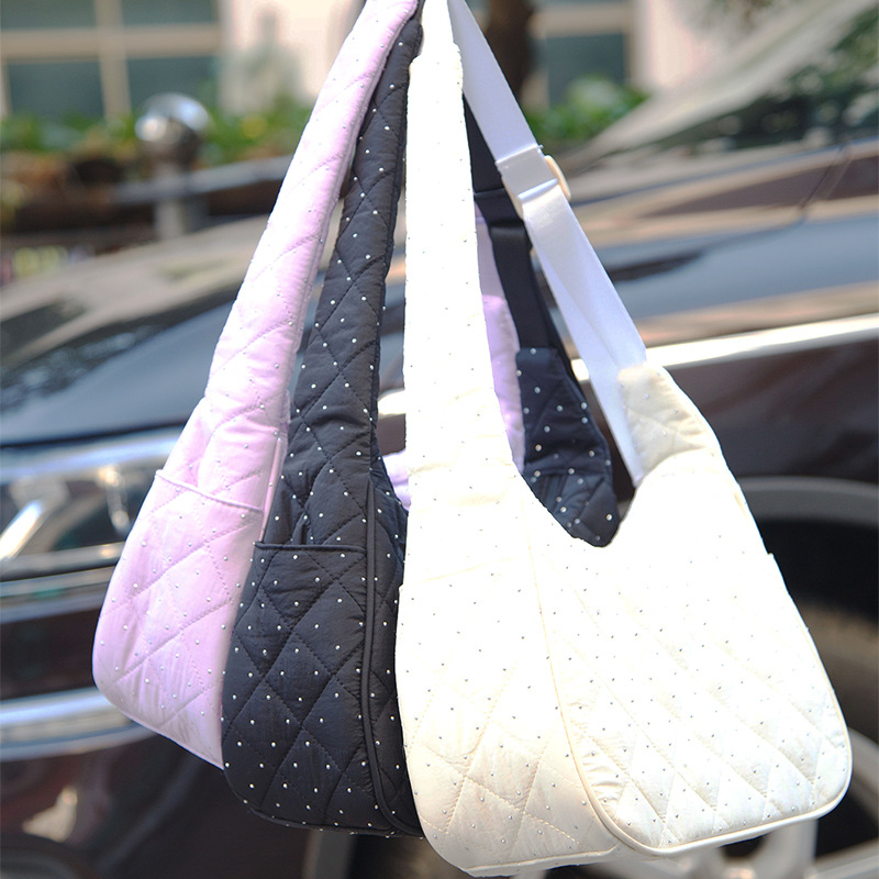 Ženska torbica preko ramena za jesen-zimu 2025, plisirano dizajn nalik oblaku, casual, velika kapaciteta, crossbody, vanjski materijal nylon, podstava poliester