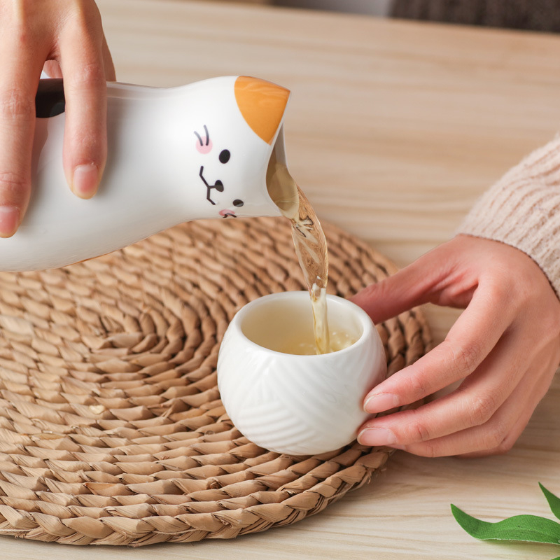 Set ceramic pentru sake în stil japonez, cu sticlă de sake și pahare de vin cu bilă de lână – cutie cadou