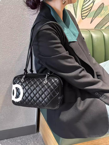 Mala kožna torbica za rame s dijamantnim prešivom quilt uzorka, Chanel inspiracija, s lancem