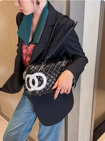 Mala kožna torbica za rame s dijamantnim prešivom quilt uzorka, Chanel inspiracija, s lancem