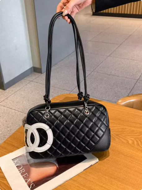 Mala kožna torbica za rame s dijamantnim prešivom quilt uzorka, Chanel inspiracija, s lancem