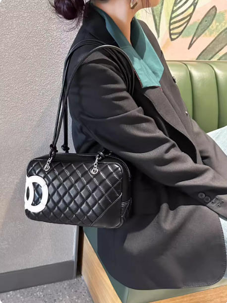 Mala kožna torbica za rame s dijamantnim prešivom quilt uzorka, Chanel inspiracija, s lancem