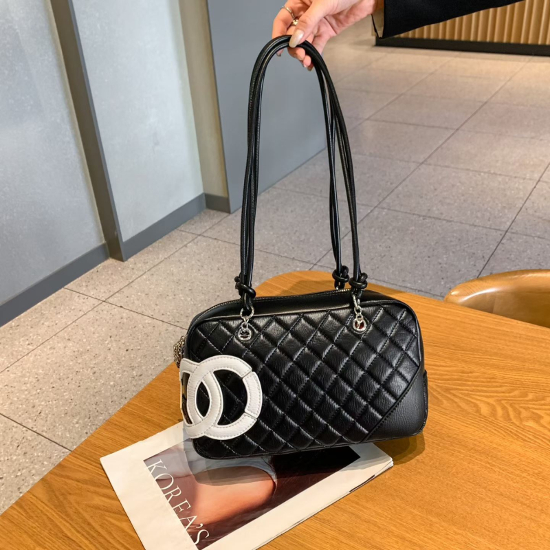 Mala kožna torbica za rame s dijamantnim prešivom quilt uzorka, Chanel inspiracija, s lancem