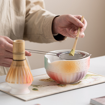 Vas din bambus pentru matcha, în stil japonez, cu instrument de preparare a ceaiului și accesorii pentru ceremonia ceaiului