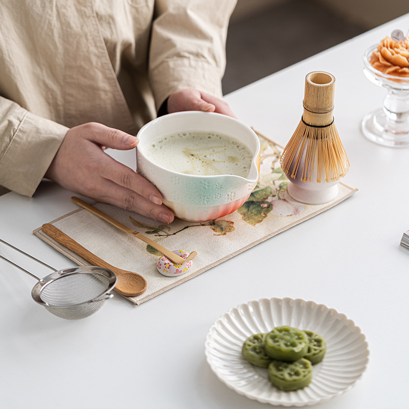 Vas din bambus pentru matcha, în stil japonez, cu instrument de preparare a ceaiului și accesorii pentru ceremonia ceaiului