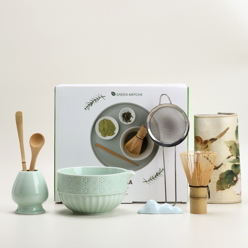 Vas din bambus pentru matcha, în stil japonez, cu instrument de preparare a ceaiului și accesorii pentru ceremonia ceaiului