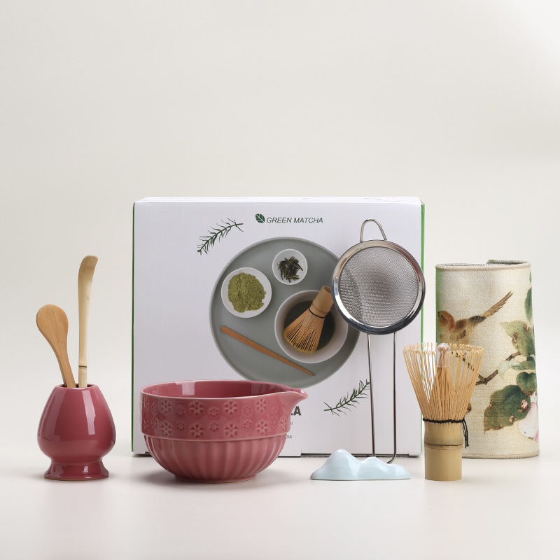 Vas din bambus pentru matcha, în stil japonez, cu instrument de preparare a ceaiului și accesorii pentru ceremonia ceaiului