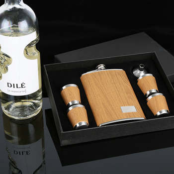 Set de carafe din oțel inoxidabil cu aspect lemn și accente din piele, cu decupaj în colțul din dreapta jos, portabil pentru exterior, personalizabil