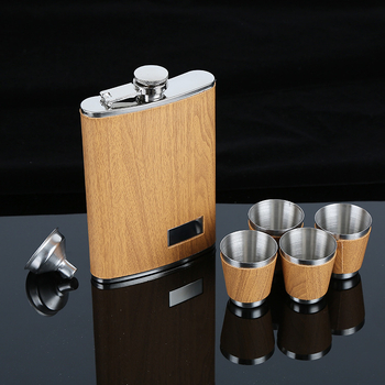 Set de carafe din oțel inoxidabil cu aspect lemn și accente din piele, cu decupaj în colțul din dreapta jos, portabil pentru exterior, personalizabil