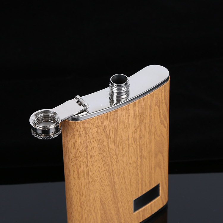 Set de carafe din oțel inoxidabil cu aspect lemn și accente din piele, cu decupaj în colțul din dreapta jos, portabil pentru exterior, personalizabil