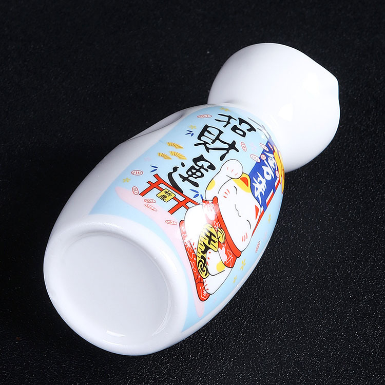 Set japonez de încălzire a sake-ului – recipient ceramic, încălzitor, pahare de sake și pisică norocoasă