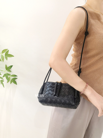 MCBV torba od ovčje kože, pleteni oblik školjke, mala crossbody torba sa zatvaračem