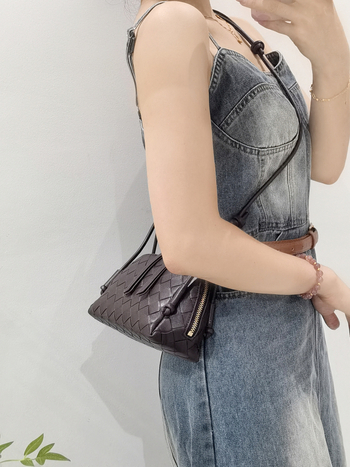 MCBV torba od ovčje kože, pleteni oblik školjke, mala crossbody torba sa zatvaračem