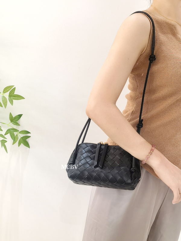 MCBV torba od ovčje kože, pleteni oblik školjke, mala crossbody torba sa zatvaračem