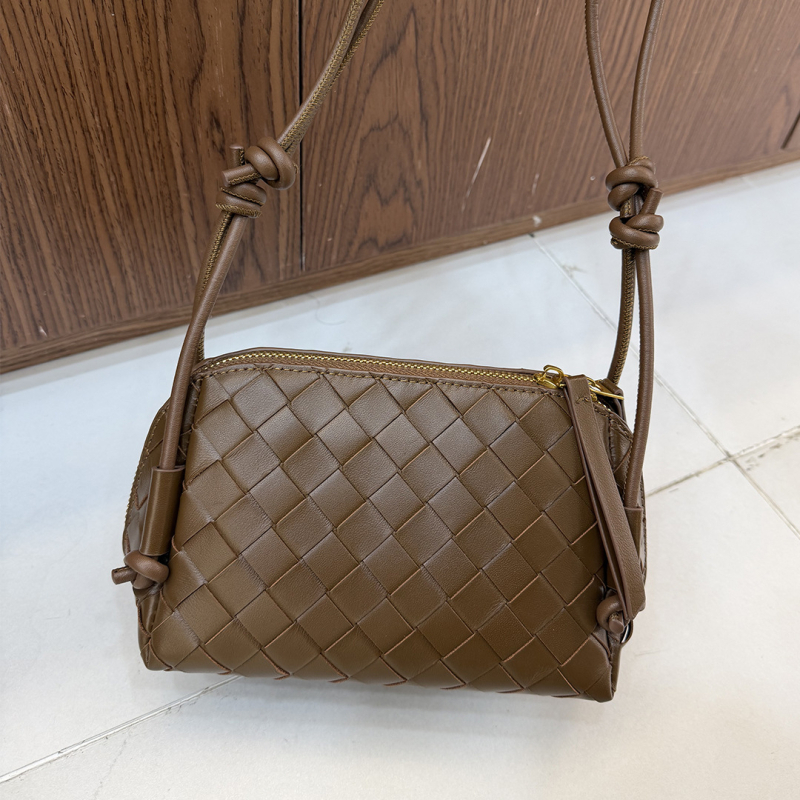 MCBV torba od ovčje kože, pleteni oblik školjke, mala crossbody torba sa zatvaračem