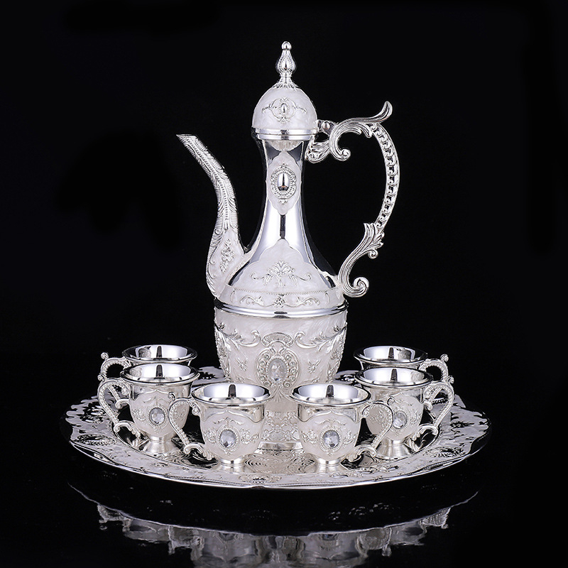 Set de vin argintiu pentru uz casnic, de înaltă calitate; include pahare de vin și decantor, în stil antic, 8 piese