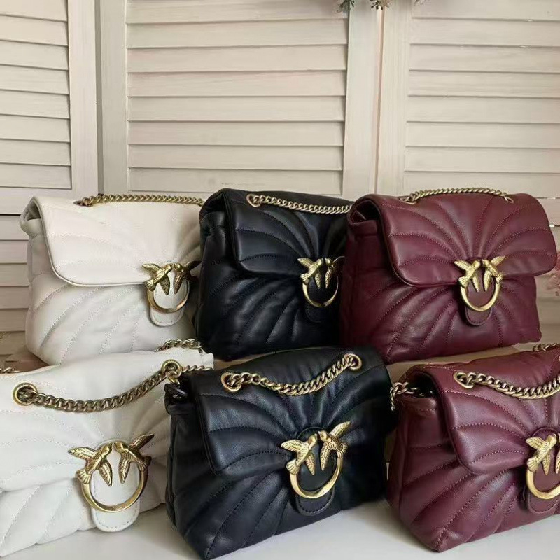 Ružičasta torba Swallow s lancem od prave kože, za rame ili crossbody, s bedžom i reljefnim srcem