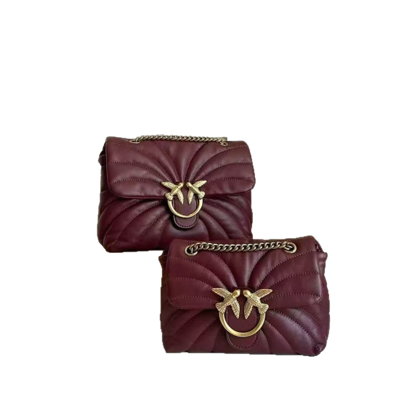 Ružičasta torba Swallow s lancem od prave kože, za rame ili crossbody, s bedžom i reljefnim srcem