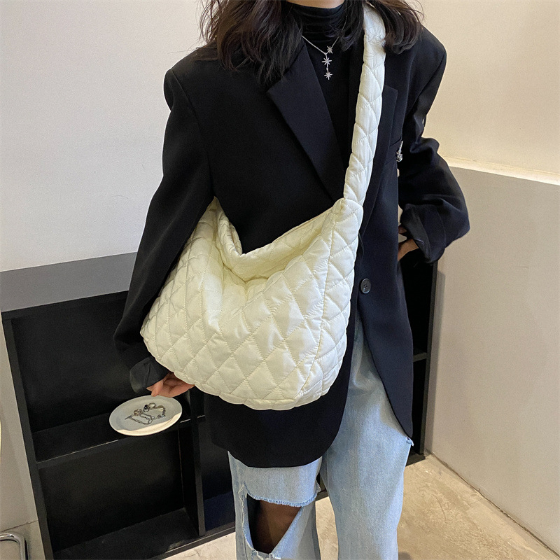 Ženska torba za rame, jesen-zima 2026, plisirana poput oblaka, casual stil, velika kapaciteta, crossbody