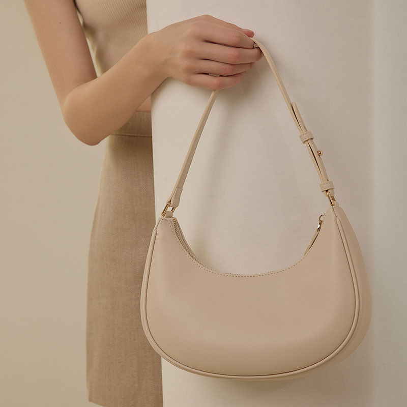 Ženska torbica od prave kože, elegantan dojam, novi model 2026, oblik polumjeseca baguette, crossbody torba s jednim remenom, suptilna tekstura