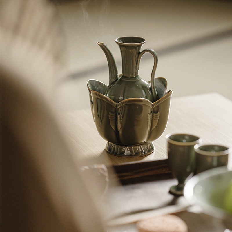 Vas ceramic pentru vin cu lotus, lucrat manual, Yaozhou, în stil Song, glazură plum-green